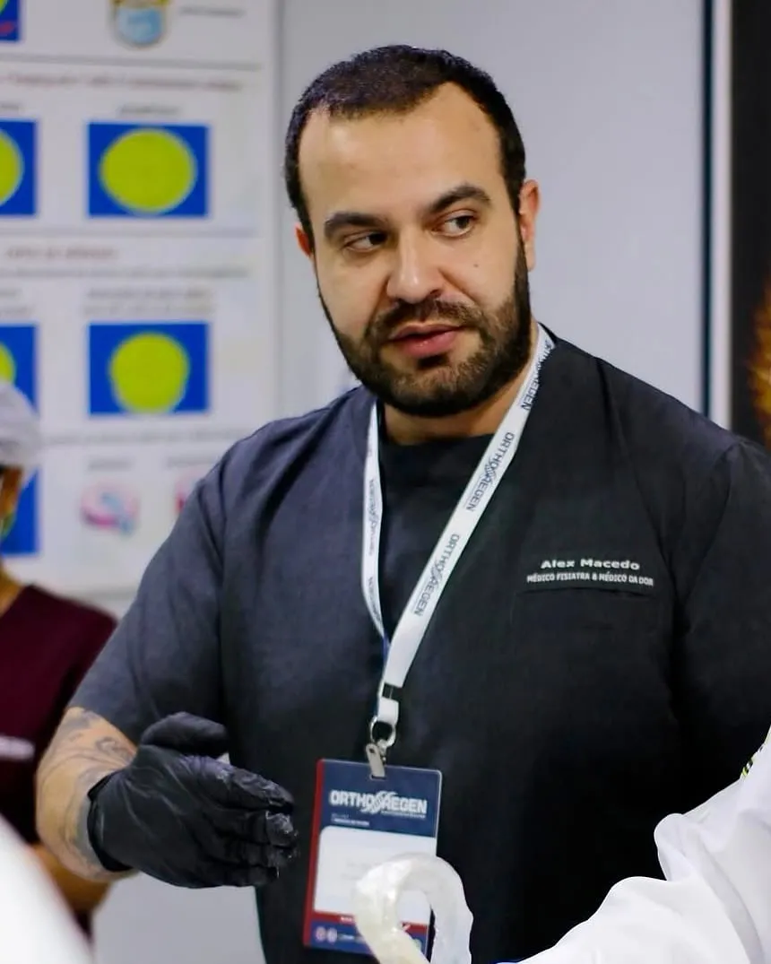 Dr. Alex Macedo orientando um médico durante aula prática de ultrassom