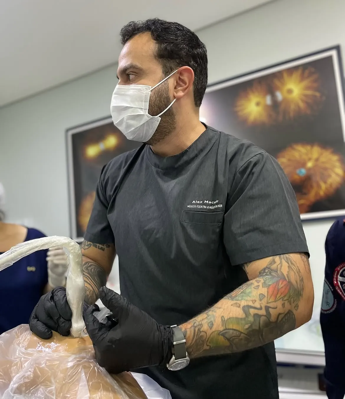 Dr. Alex Macedo durante um procedimento minimamente invasivo guiado por imagem
